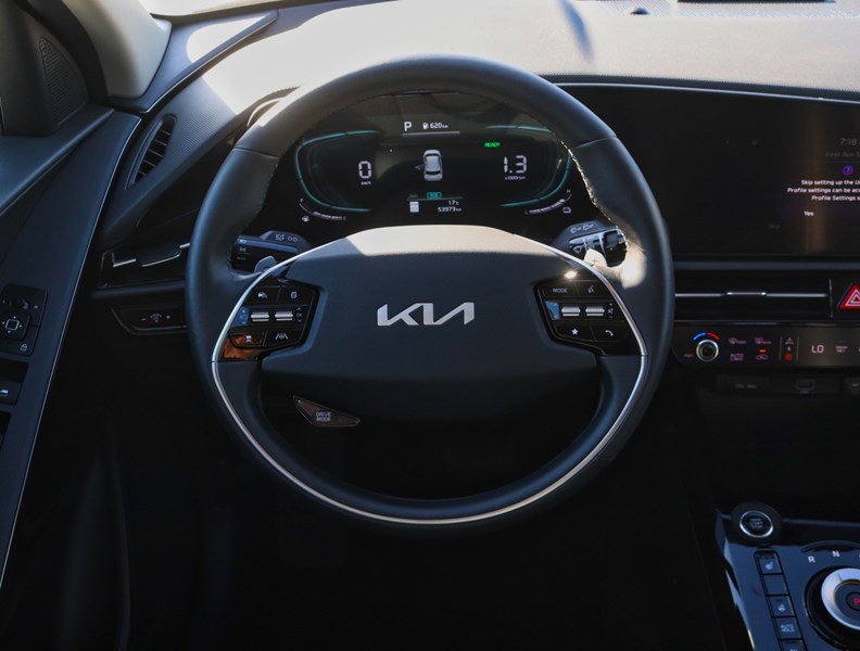 2024 Kia Niro Plug-In Hybrid 1000KM/TANK/BEST IN CLASS CARGO/OFF-LEASE