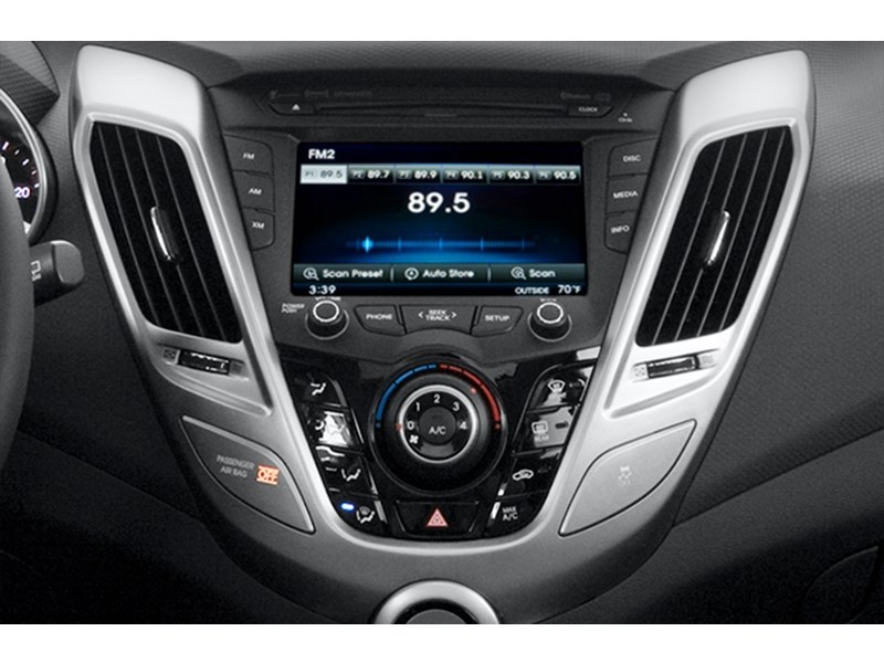 2013 Hyundai Veloster 3dr Cpe Auto w/Tech Interior Shot 2