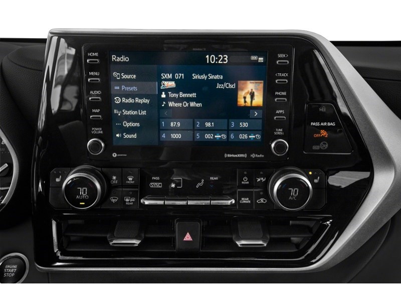 2022 Toyota Highlander XLE AWD Interior Shot 2