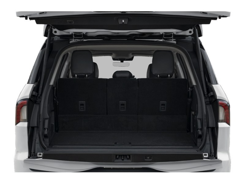 2027 Lincoln Navigator Reserve 4x4 Exterior Shot 4